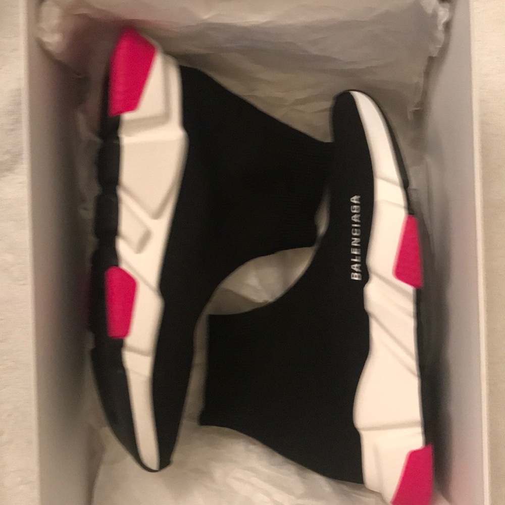 Balenciaga black and pink in color hard to findπ₯ - Picture 8 of 8